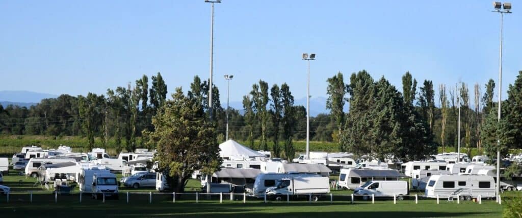 Avocat; Des gens du voyage s&rsquo;installent ill&eacute;galement sur un terrain de rugby&nbsp;: la justice leur donne le droit de rester