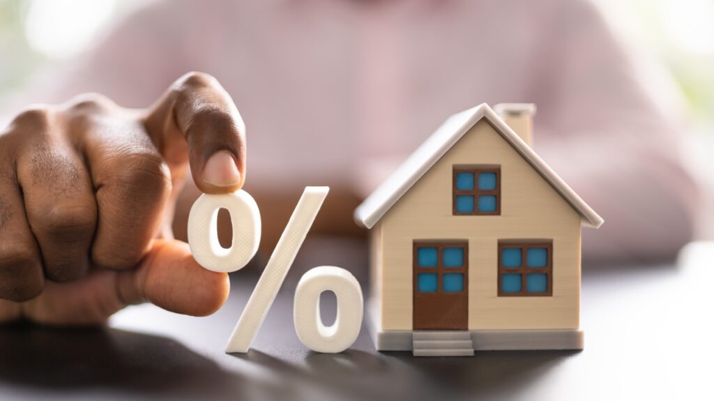 Avocat; INFOGRAPHIE. Une augmentation limitée des taux de crédit immobilier, en lien avec un contexte politique incertain