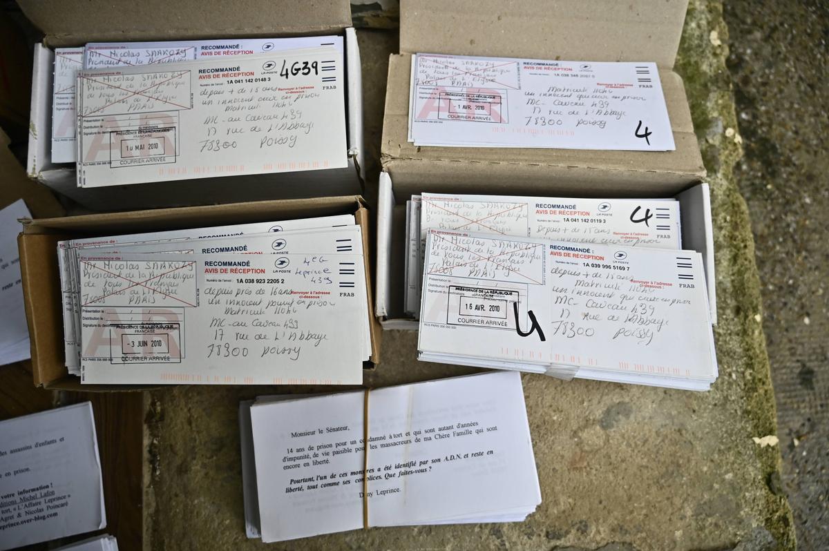 Les récépissés des courriers envoyés par Dany Leprince au cours de ses dix-huit années de détention.