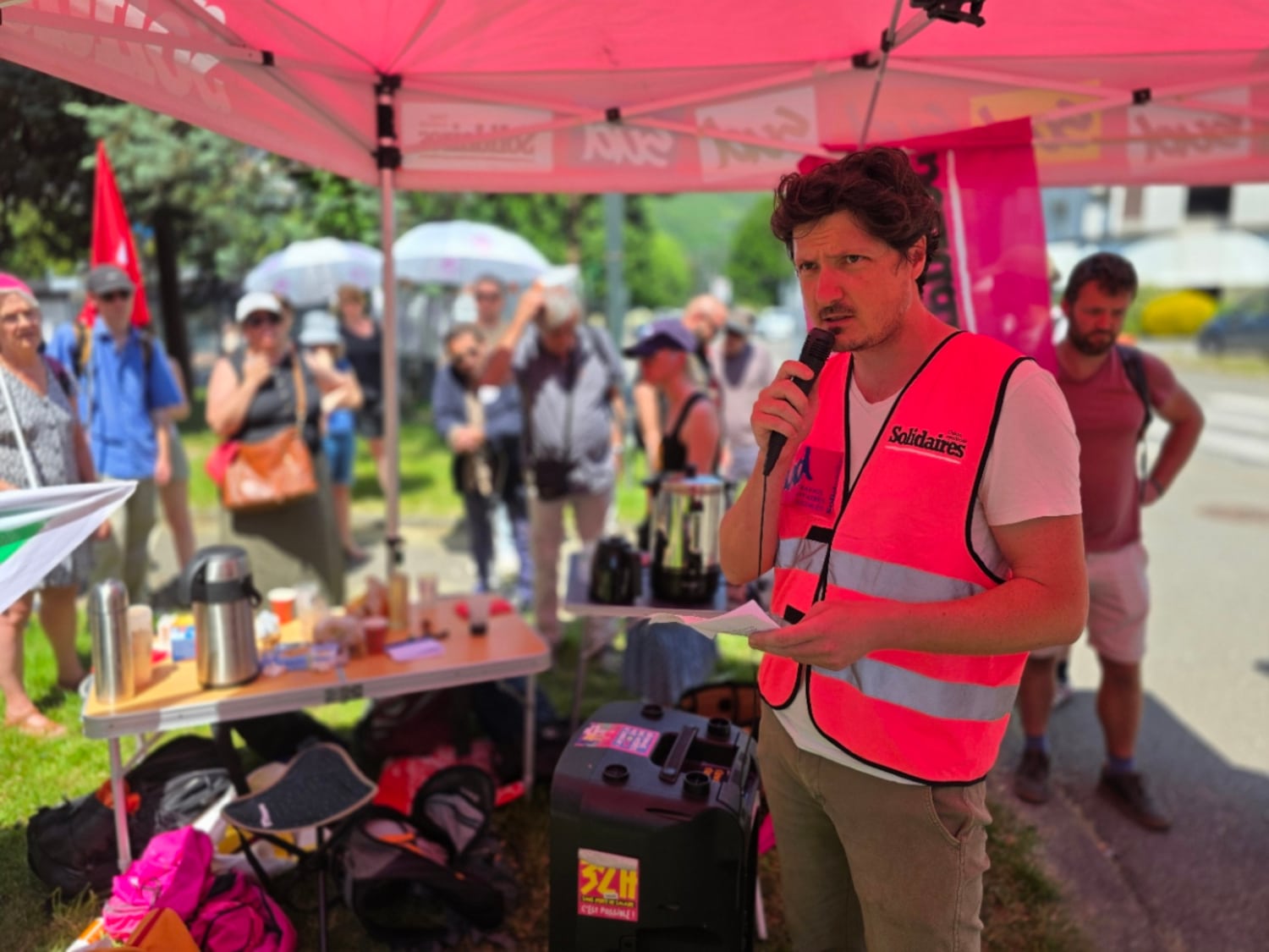 Un militant de Sud travail affaires sociales 38 lors des prises de parole, en soutien aux inspecteurs du travail. © Joël Kermabon - Place Gre'net